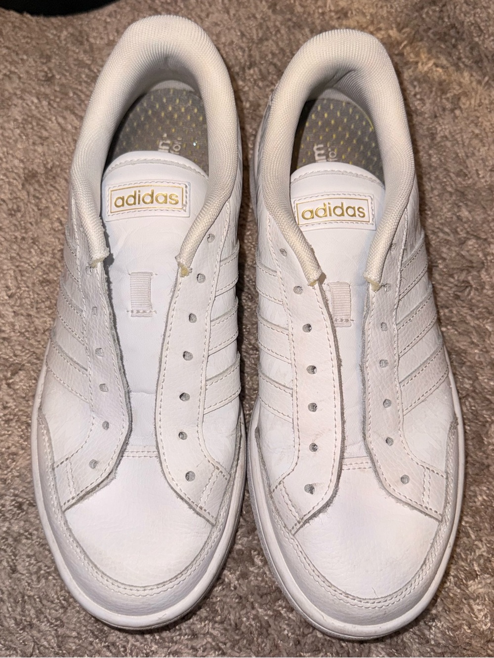 Adidas tennis shoes size 8.5 3 stripes, has design on sides